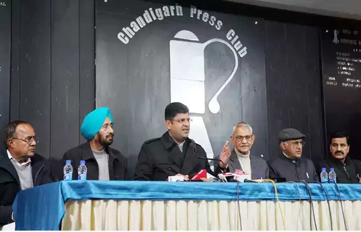 हरियाणा में मार्च से प्लास्टिक की बोतलों में नहीं बिकेगी देशी शराब : दुष्यंत चौटाला